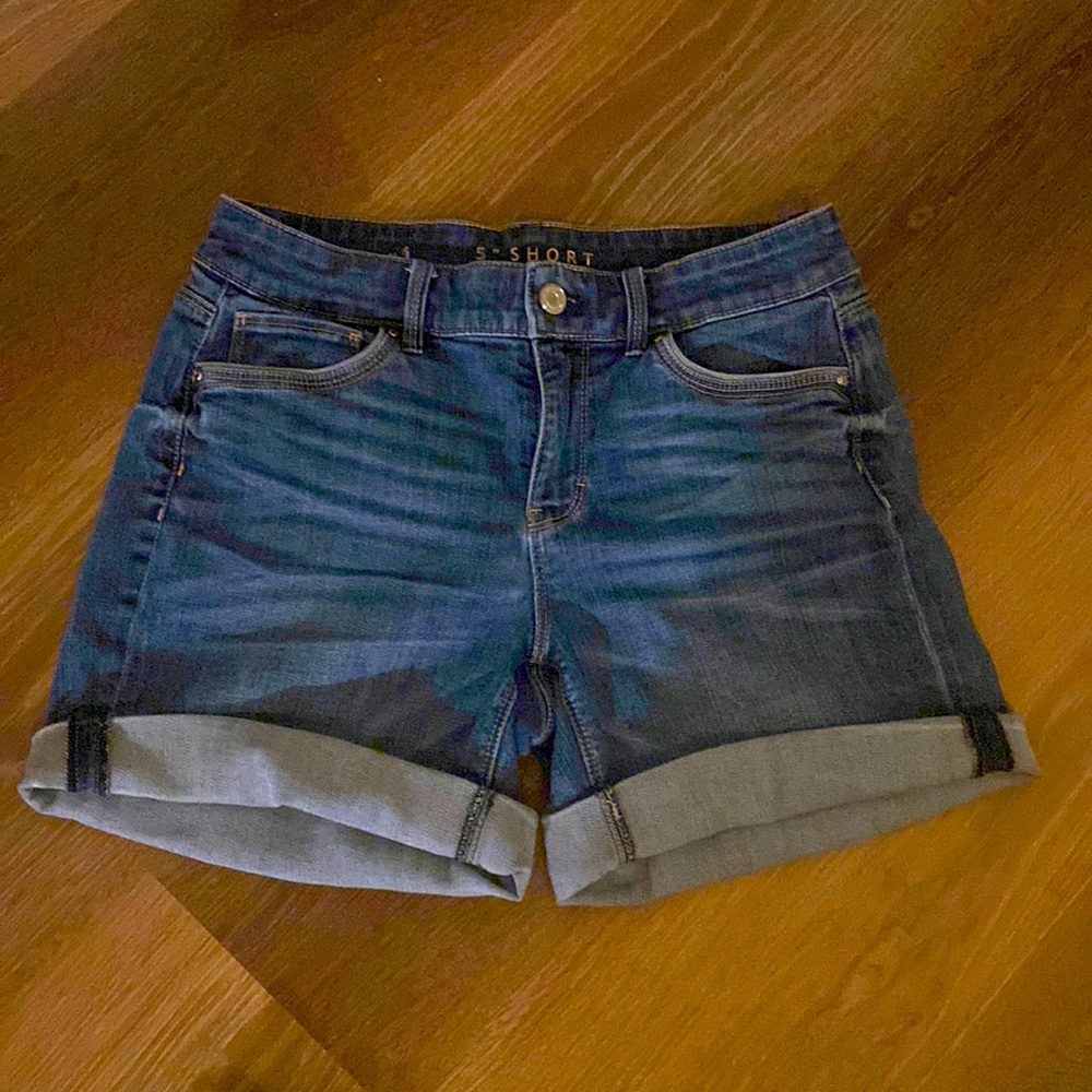 Womens White House Black Market roll up blue jean shorts size 4
